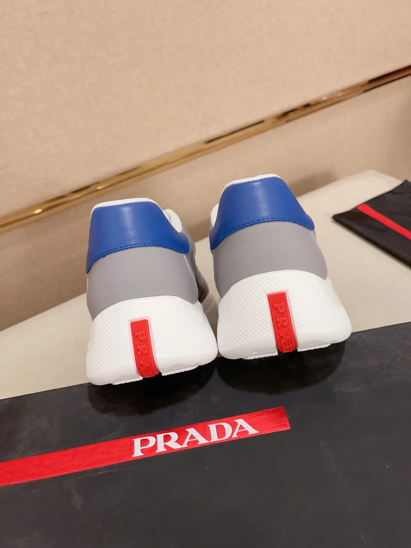 Men's shoes 💰 720💰 ✔️✔️✔️Top high version. High-quality new PRADA (Prada) counters are launched at the same time. The new men's shoes and 😘 fabrics are made of high-tech glue-making technology. Lining: Full cowhide lining. 👍🏿High-end☄️Open-molded non-slip rubber outsole, exquisite lines, simple and elegant, comfortable and high-end for leisure travel. Code number: 39 to 44 (can be customized 45-46-47, non-returnable)